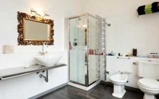 Зеркало в багете для ванной комнаты