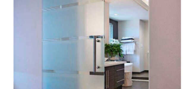 Раздвижные двери в ванную комнату: особенности выбора и установки