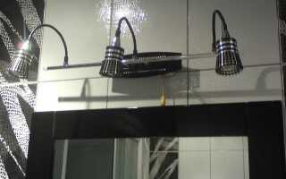 Светильник над зеркалом в ванной комнате