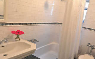 Угловая шторка для ванной и душевой комнаты – виды конструкций и советы по установке