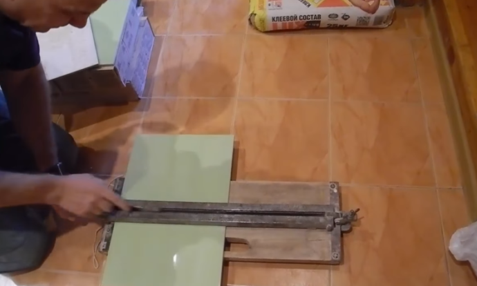 Заранее готовим плитку, подрезаем, если необходимо