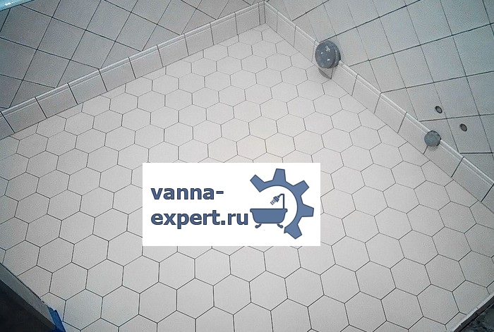 Шестиугольная плитка на полу в ванной комнате