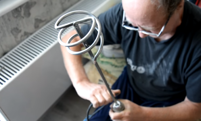 Для замешивания смесей целесообразно пользоваться миксером