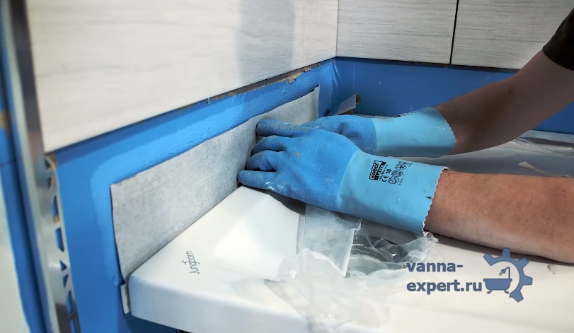 Приклеивание гидроизолирующей полосы