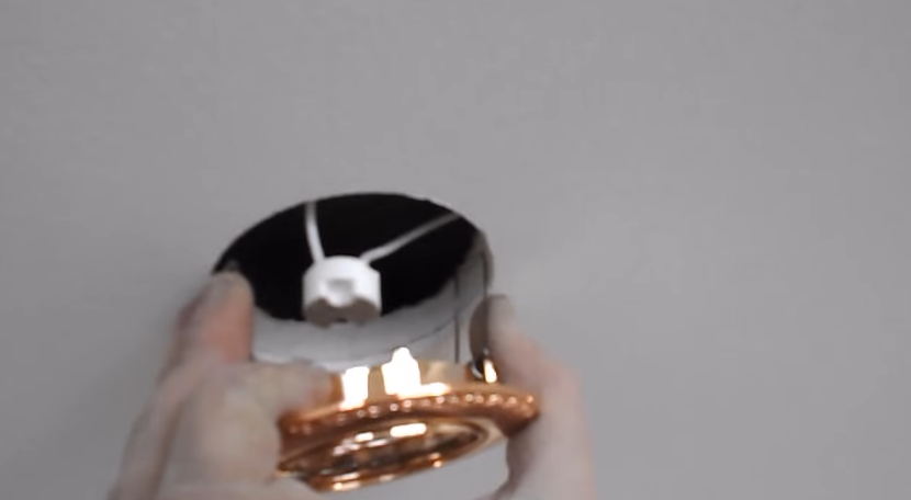 Необходимо аккуратно вставить кольцо в отверстие