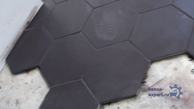 Нужно убрать СВП, излишки клея, выполнить затирку швов