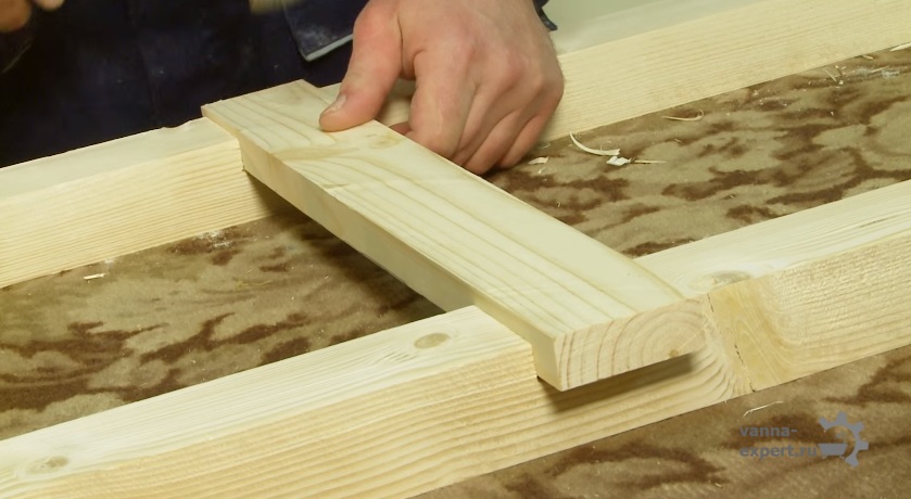 Соедините две стойки поперечинами