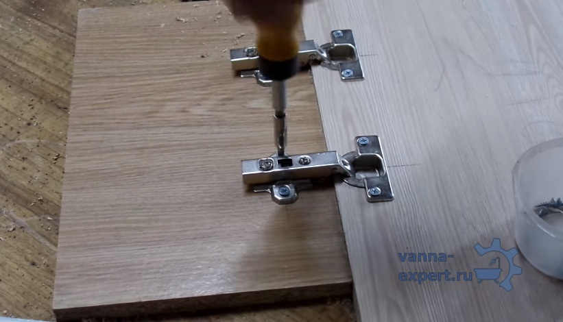 Фиксация петли саморезами