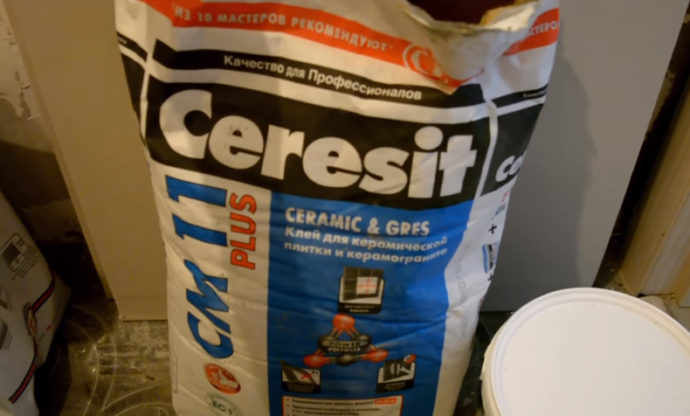 Для укладки плитки на пол применяется клей "Церезит СМ11 Плюс"
