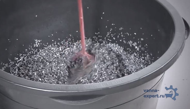 Перемешивание клея и крошки