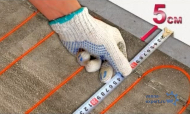 Обогревающий кабель должен лежать на расстоянии ≥ пяти сантиметров