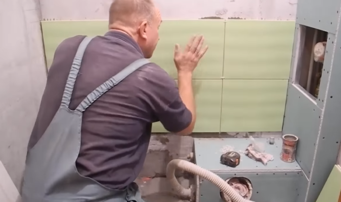 Выложены два ряда