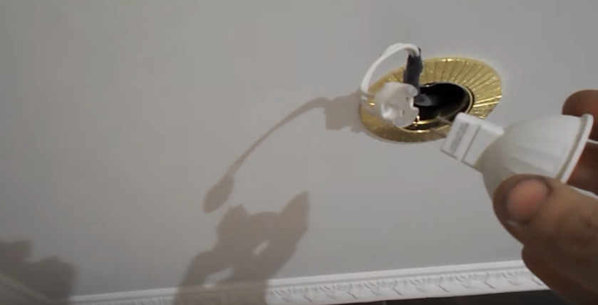 Подключите лампочки