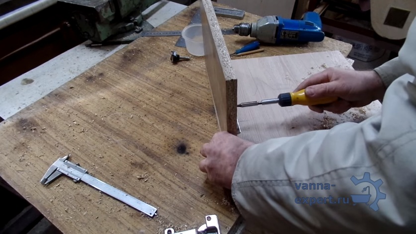 Когда петли закреплены, нужно их отрегулировать