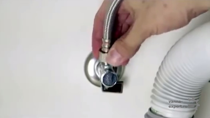 Подключите шланги к водорозеткам