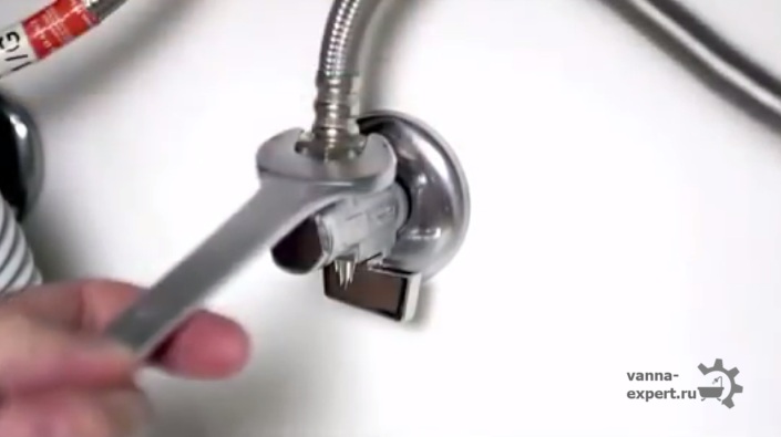 Подтяните гайки