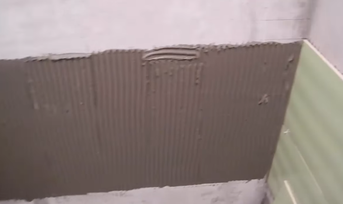 Нанесенный на вторую стену клей