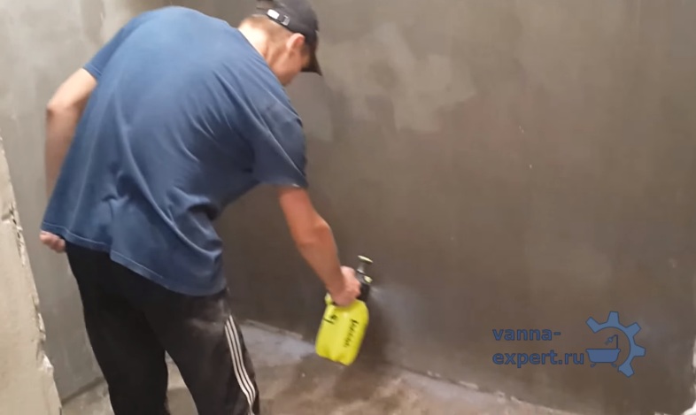Выровненные стены увлажняют в период высыхания смеси
