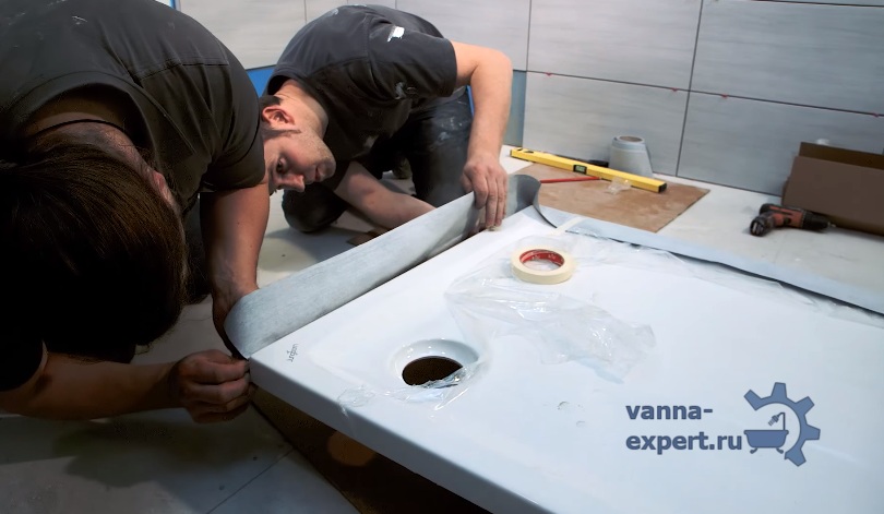 Процесс фиксации гидроизолирующей полосы