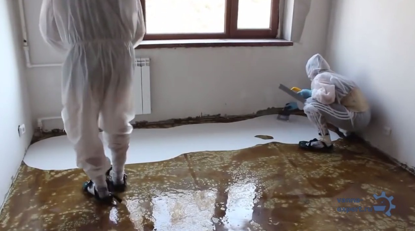 Процесс выливания смеси на пол