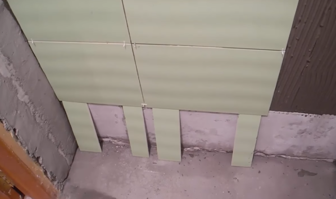 Фиксация плитки подпорками