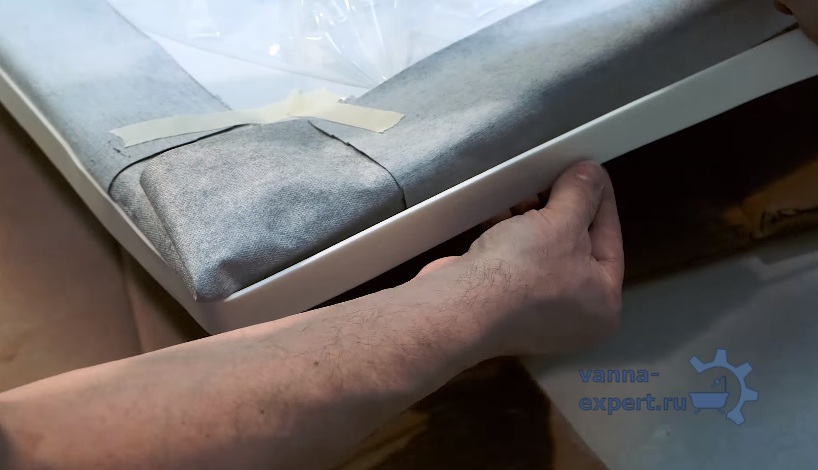 На фото показано, как должна быть закреплена полоса и как расположить двухсторонний скотч