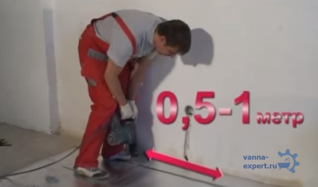  Закрепите отрезки ленты для монтажа с шагом 0,5–1,0 м для раскладки электрокабелей