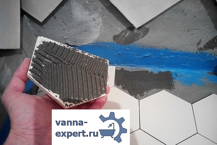 Клей наносят и на пол, и на плитку