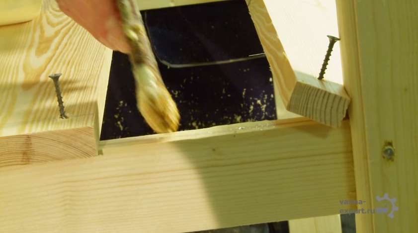 Клей наносят кистью