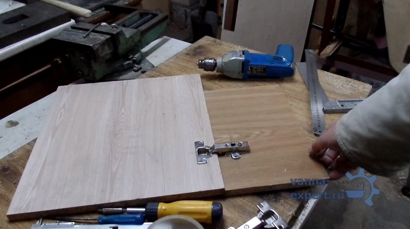 На фото показано, как расположить дверцу