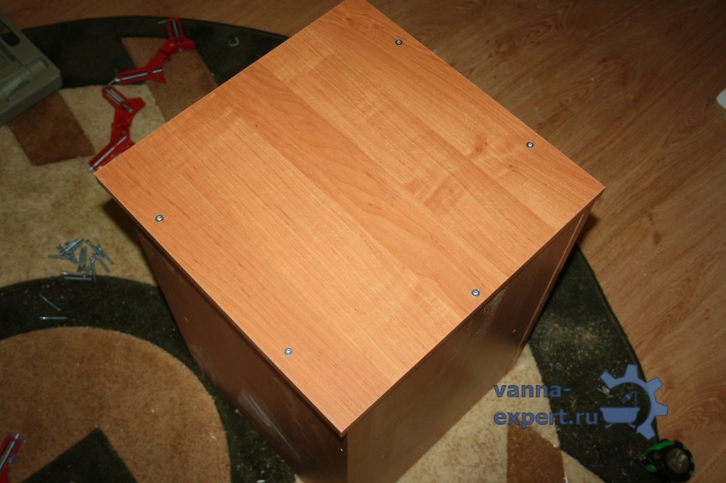 Крышка зафиксирована конфирматами