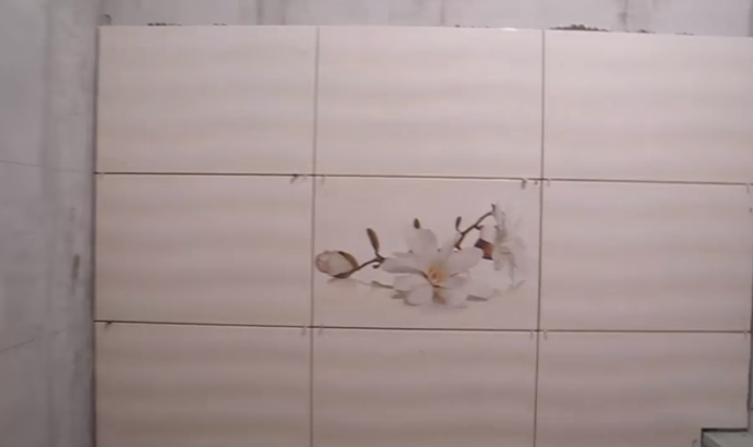 Одноплиточное панно на стене