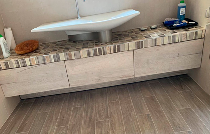 Необычная тумба в ванной комнате