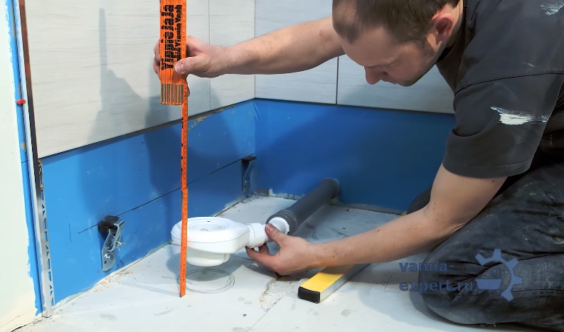 Замер высоты, на которой будет находиться корпус сифона