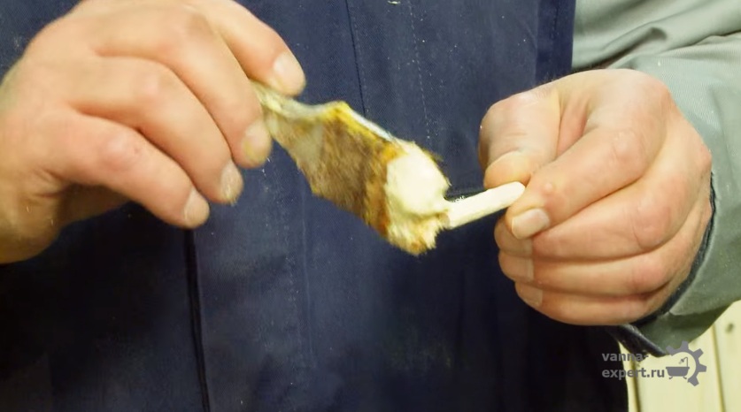 Нанесение клея на шкант