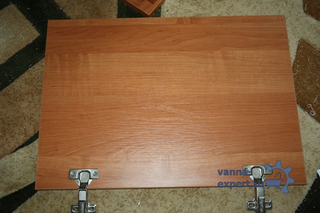 Вот так должна выглядеть дверка с установленными петлями