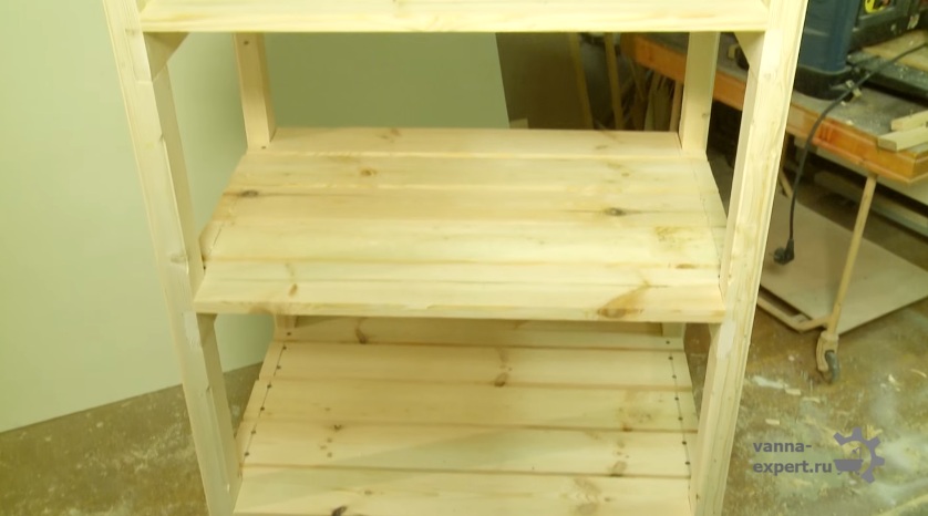 Полки стеллажа крупным планом