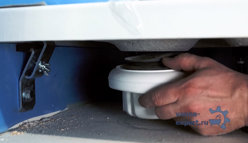 Соединение сифона и слива