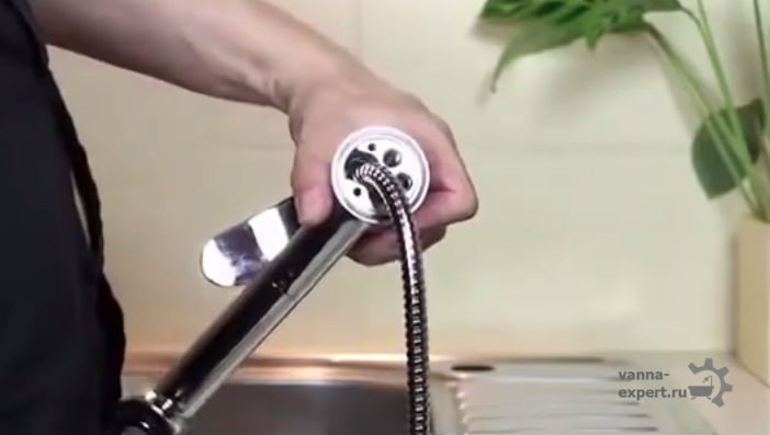 Нужно расположить уплотнитель на нижней части корпуса смесителя