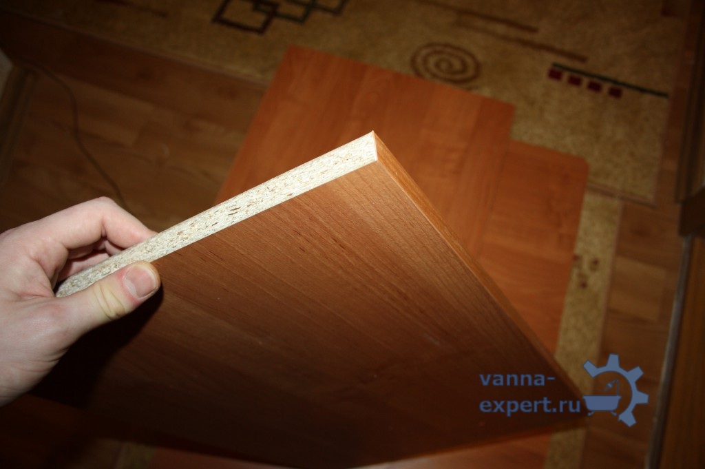 Первая кромка обработана. Можно наклеивать следующую полоску ленты