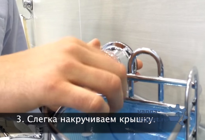 Слегка накручиваем крышку