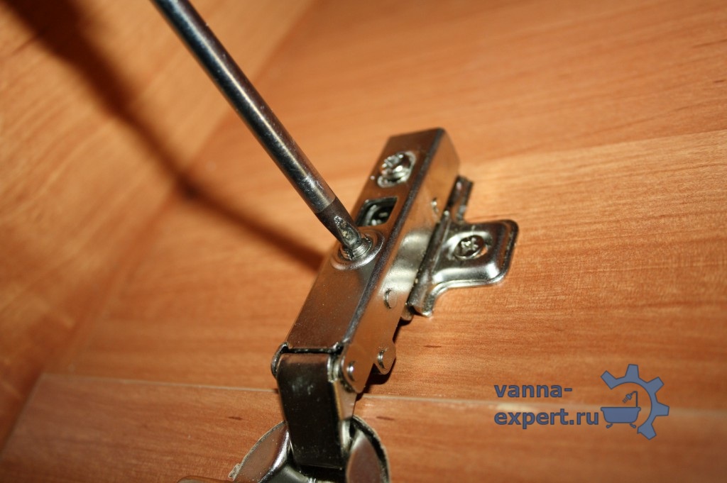 Затягиваем этот винт и можно закрыть дверку