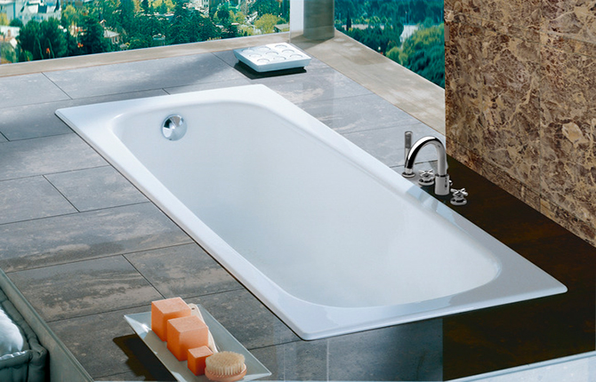 Стальная ванна на подиуме