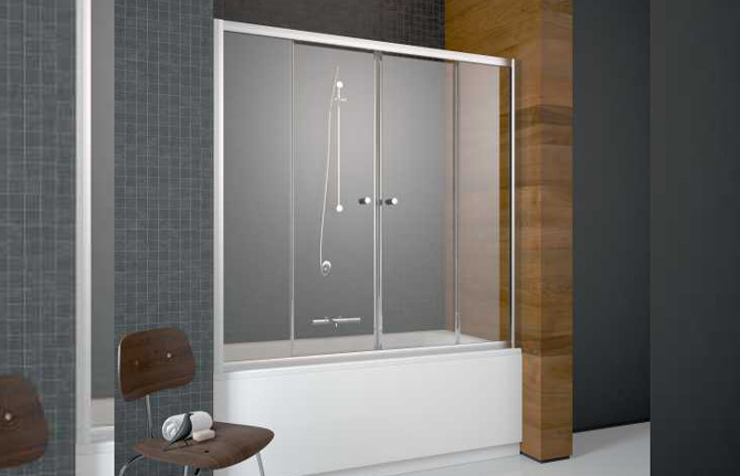 Стеклянные классические шторки в ванну