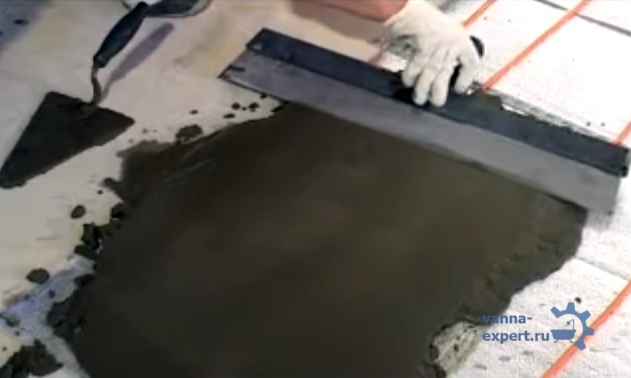 Нанесение раствора широким шпателем