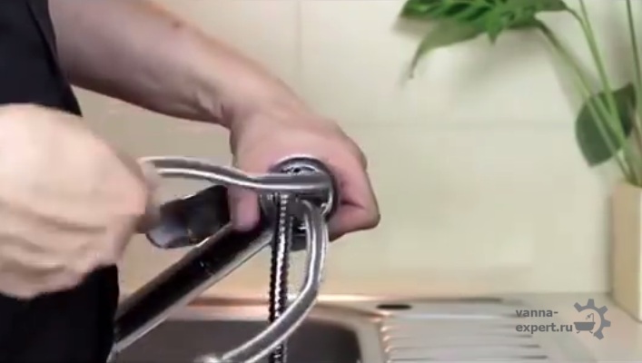 Прикрутите шланги