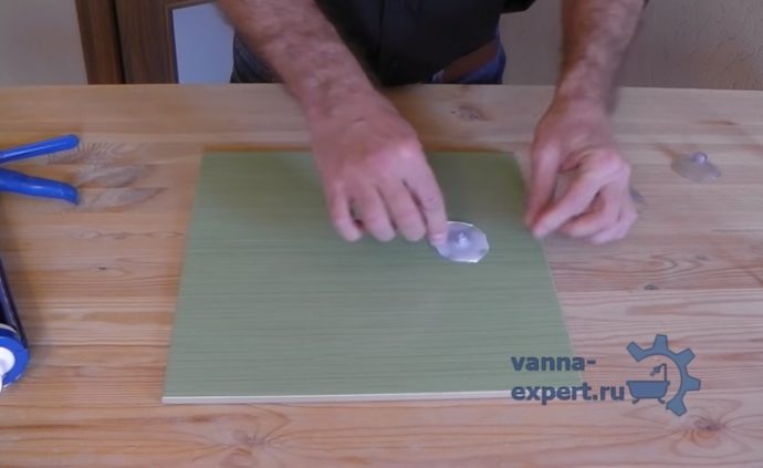 Прижмите присоску