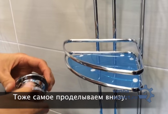 Аналогично крепим шуруп в нижней части полки