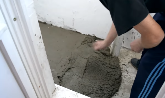 Смесь заливают или выкладывают на пол