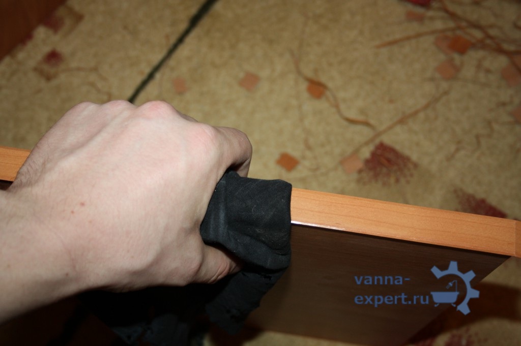 Ленту нужно хорошо прижать тряпкой